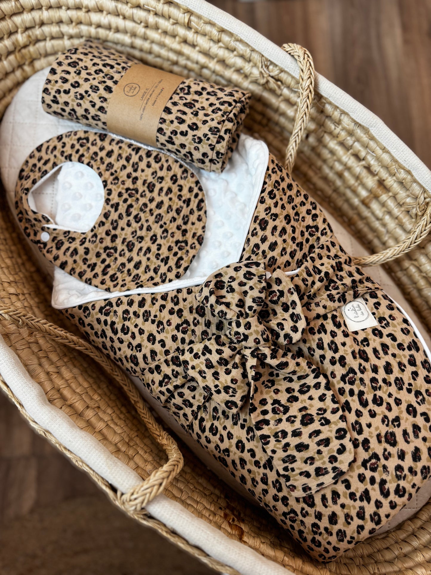 Trio Naissance Bébé Nid d’Ange, Bavoir & Lange XL en Gaze de Coton LEOPARD -Personnalisable