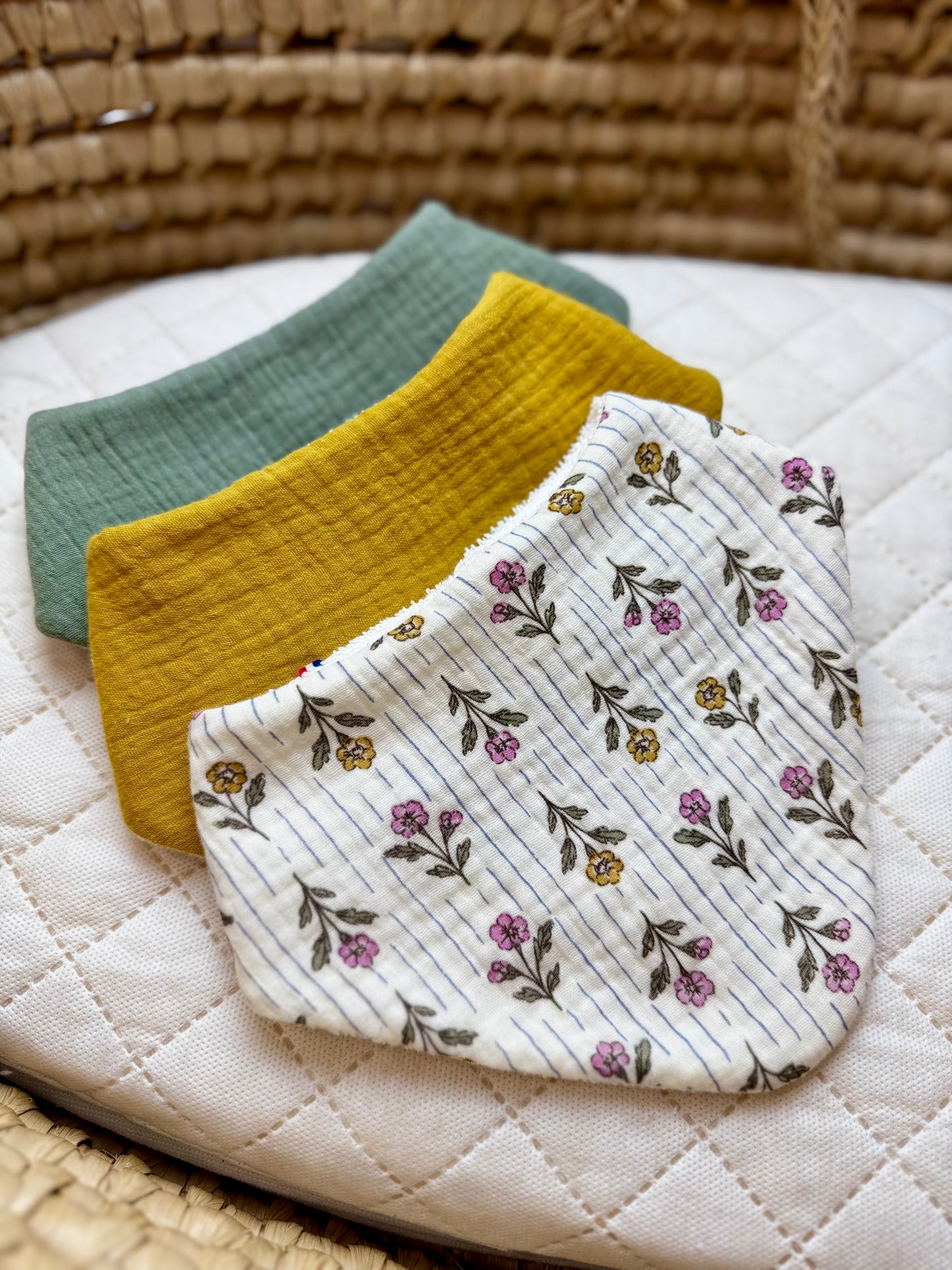 Trio bavoirs bandana bébé en gaze de coton – Fleurs zora