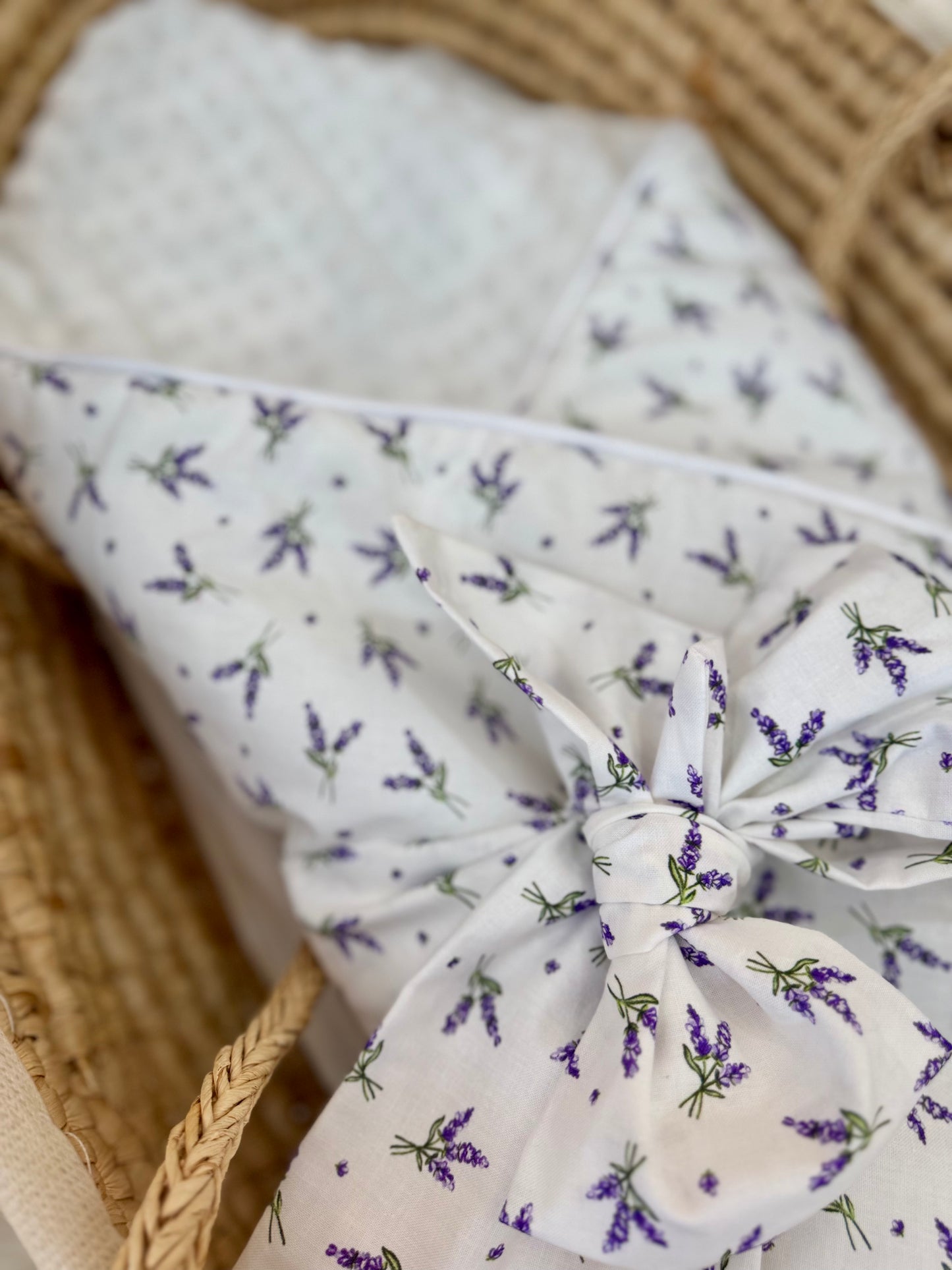 couverture d'emmaillotage bébé couleur blanche avec imprimé lavande