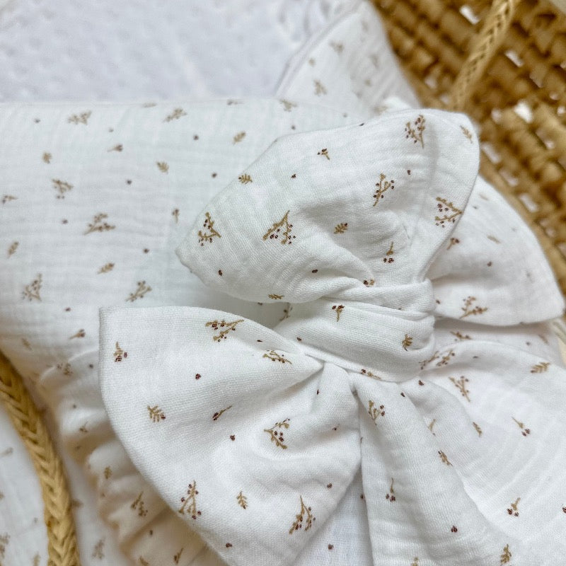 couverture d'ammaillotage bébé en gaze de coton blanc , fermeture en portefeuille avec noeud ajustable et réglable , couleur blanche imprimé doux feuillage tres fin et noisette beige