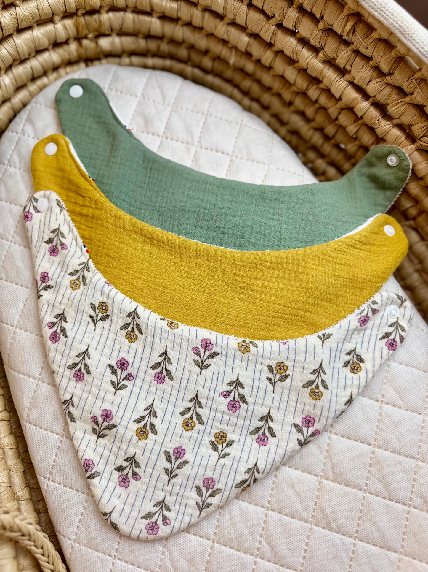 Trio bavoirs bandana bébé en gaze de coton – Fleurs zora