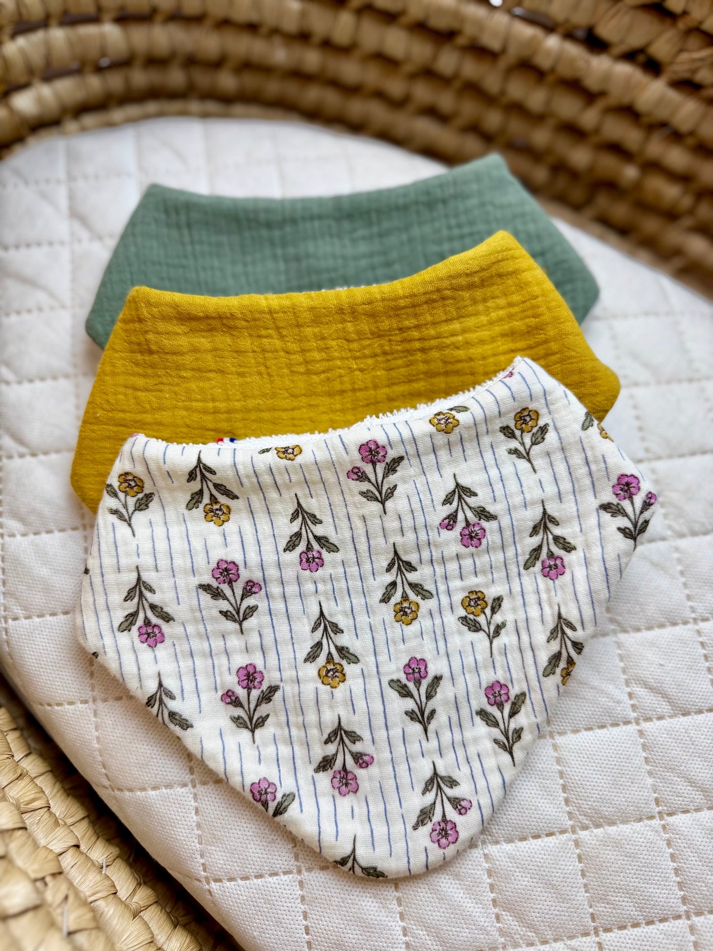 Trio bavoirs bandana bébé en gaze de coton – Fleurs zora