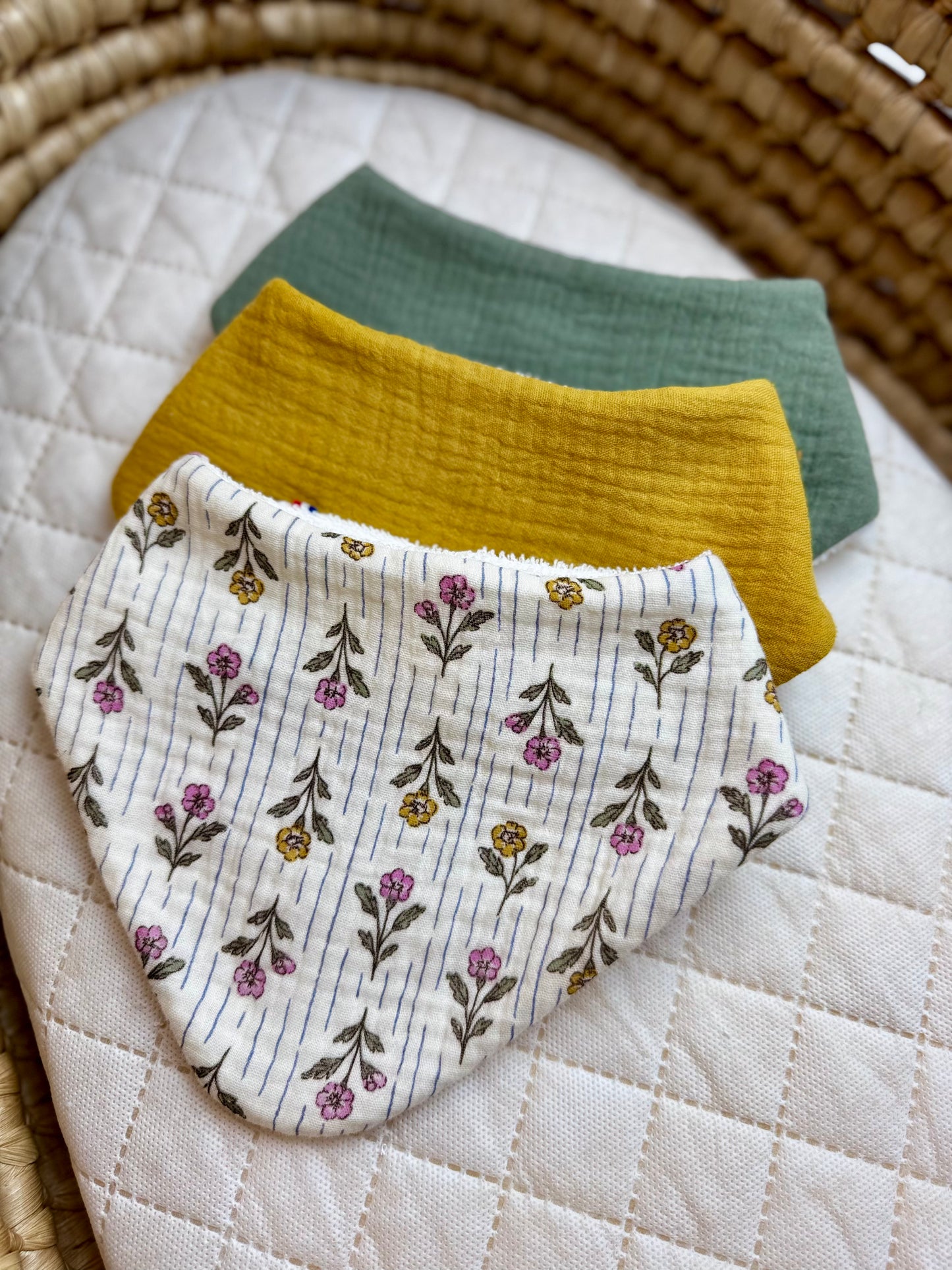 Trio bavoirs bandana bébé en gaze de coton – Fleurs zora