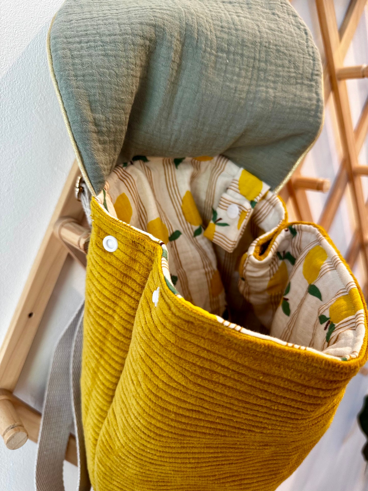 Sac à dos enfant en velours côtelé moutarde – motif citron | Personnalisable