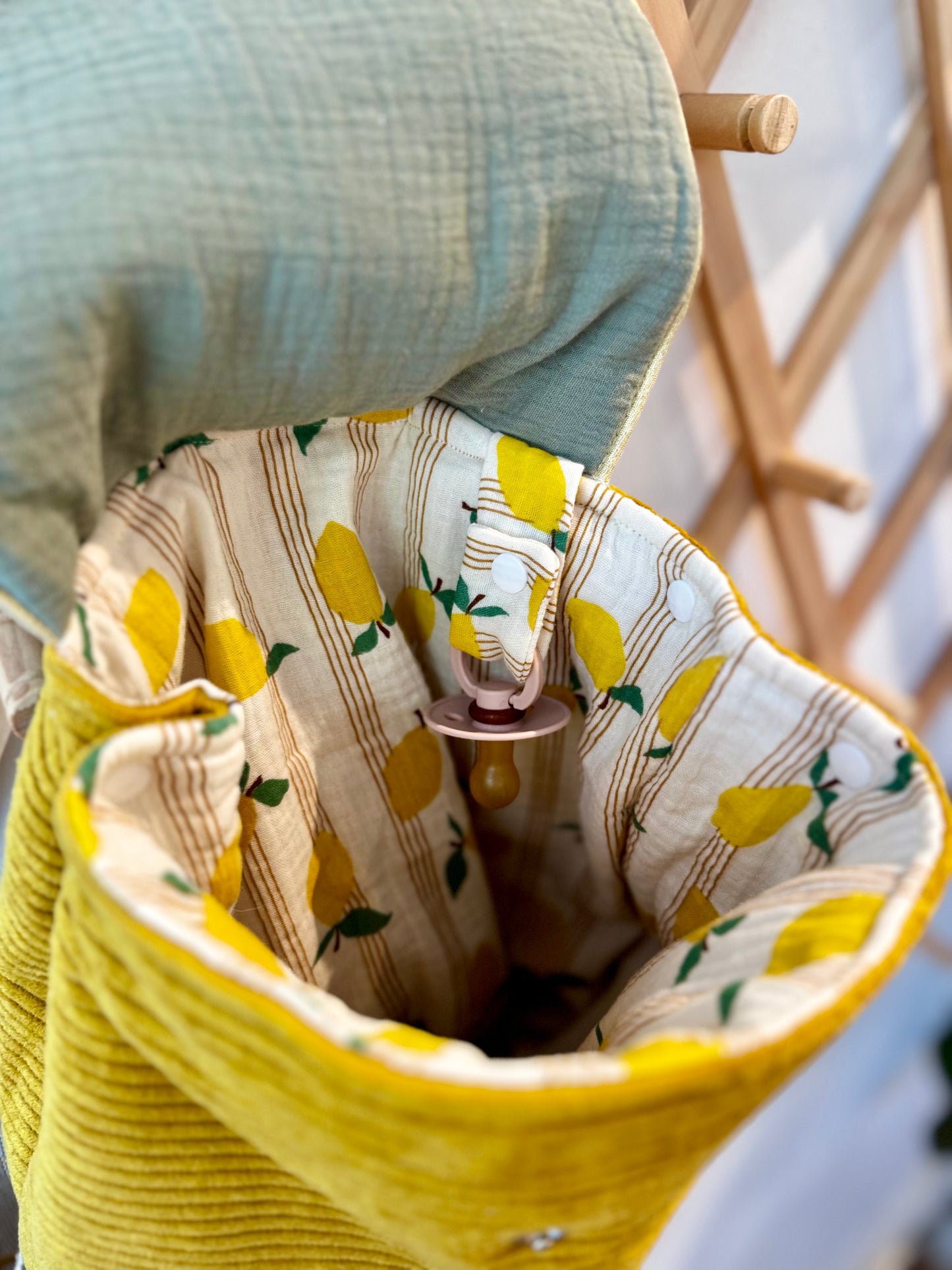 Sac à dos enfant en velours côtelé moutarde – motif citron | Personnalisable