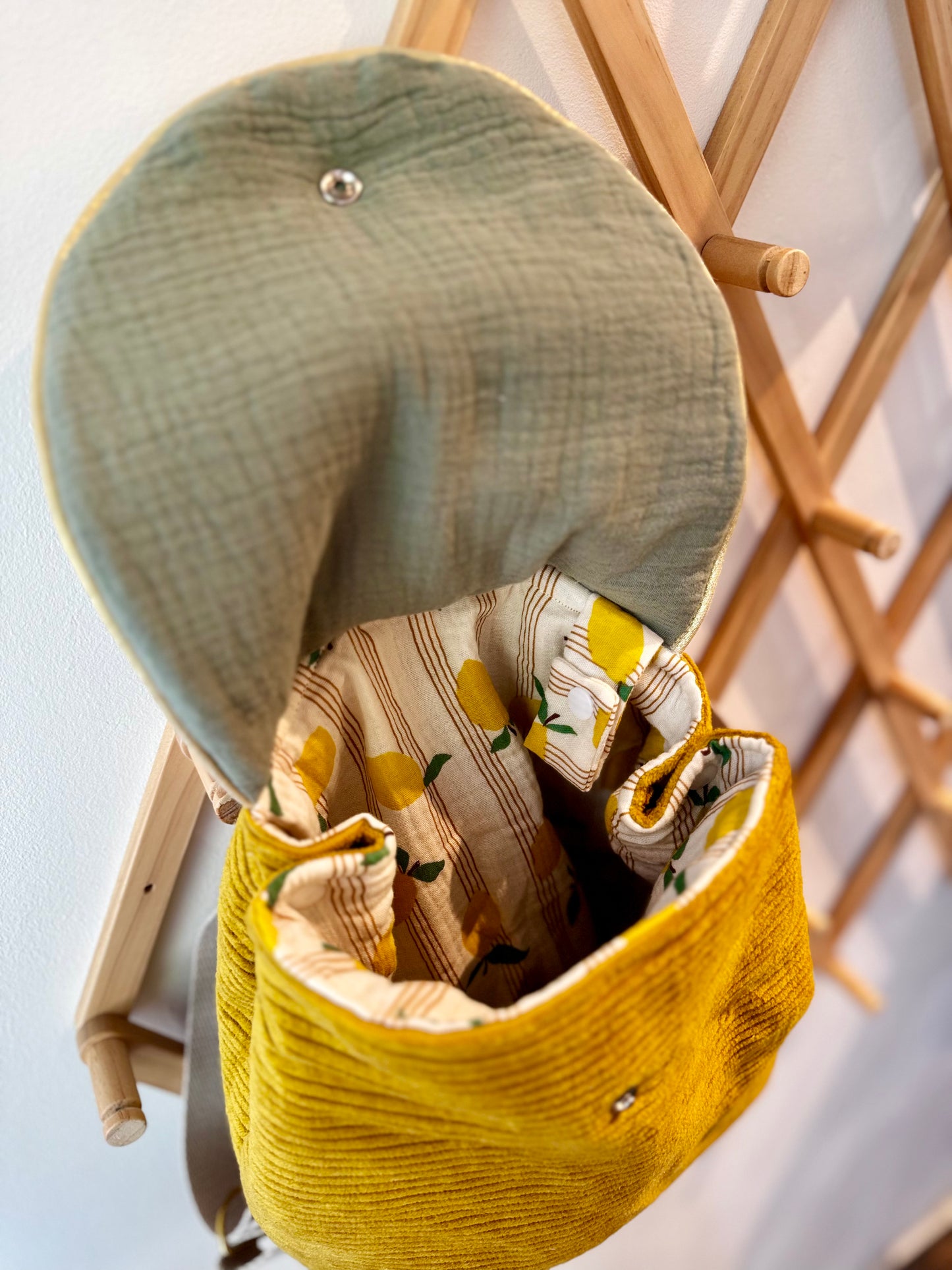 Sac à dos enfant en velours côtelé moutarde – motif citron | Personnalisable