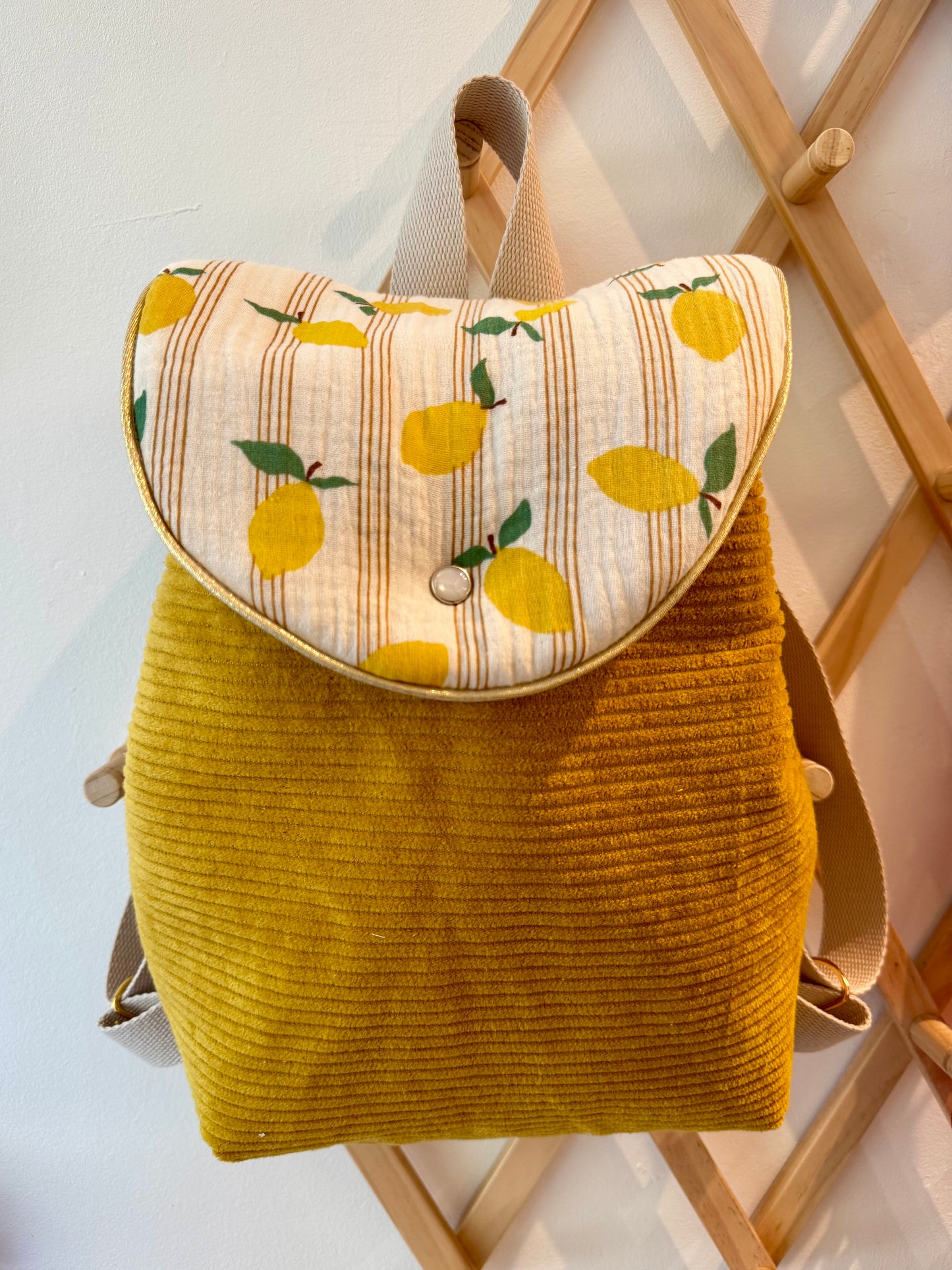 Sac à dos enfant en velours côtelé moutarde – motif citron | Personnalisable