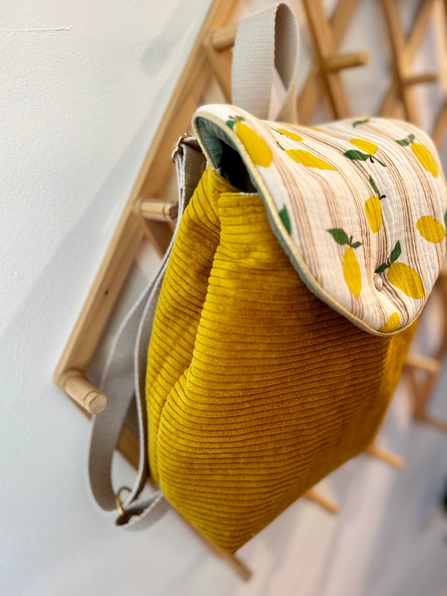 Sac à dos enfant en velours côtelé moutarde – motif citron | Personnalisable