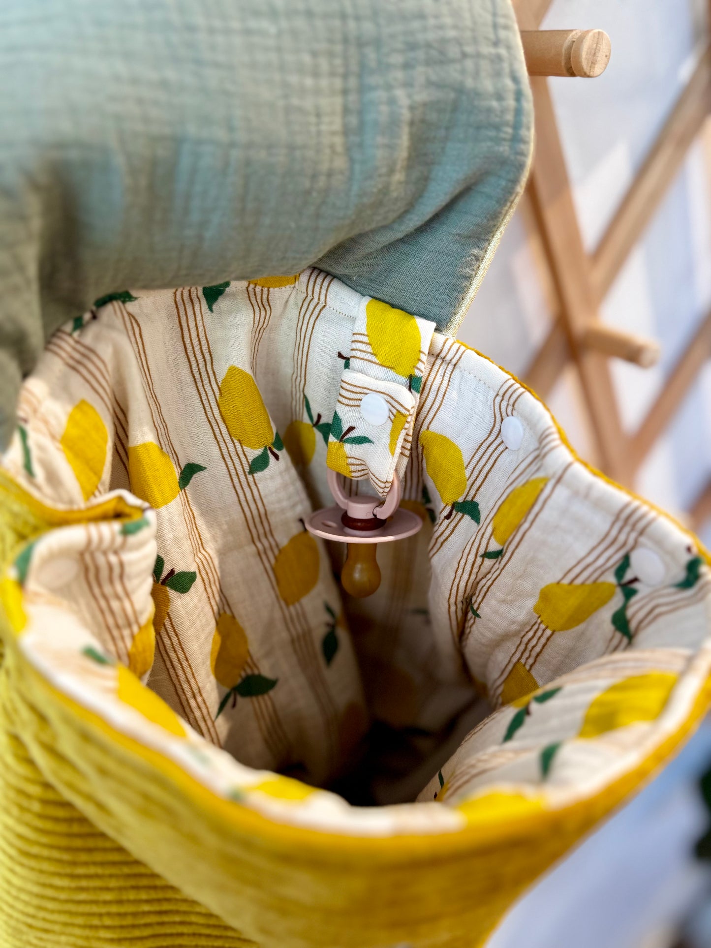 Sac à dos enfant en velours côtelé moutarde – motif citron | Personnalisable