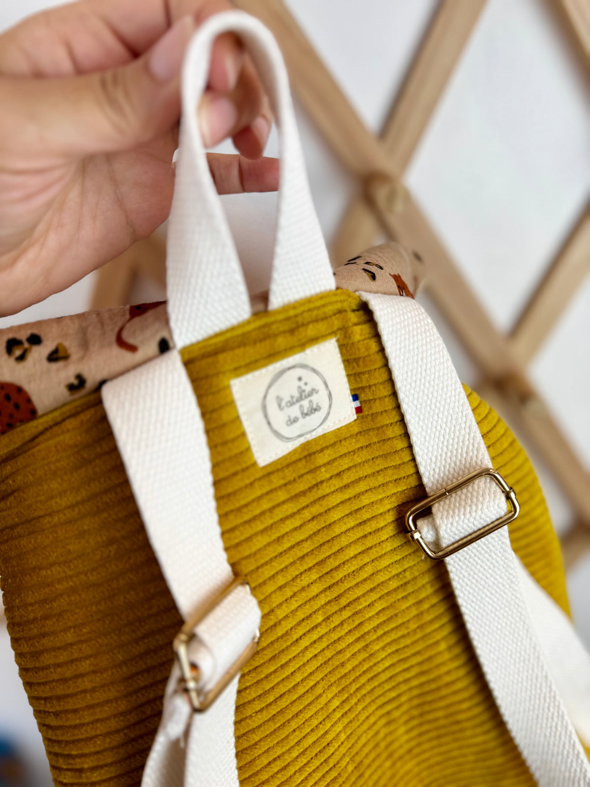 Sac à dos enfant en velours côtelé moutarde – motif Garou