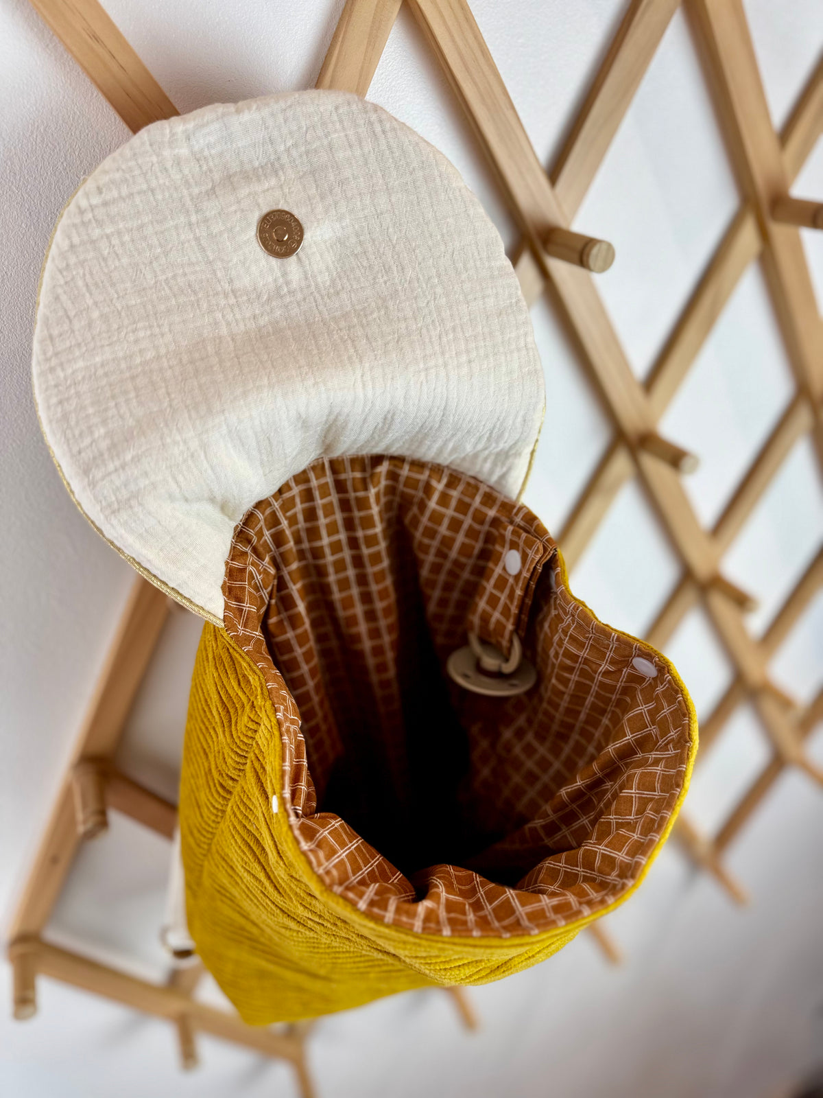 Sac à dos enfant en velours côtelé moutarde – motif Garou