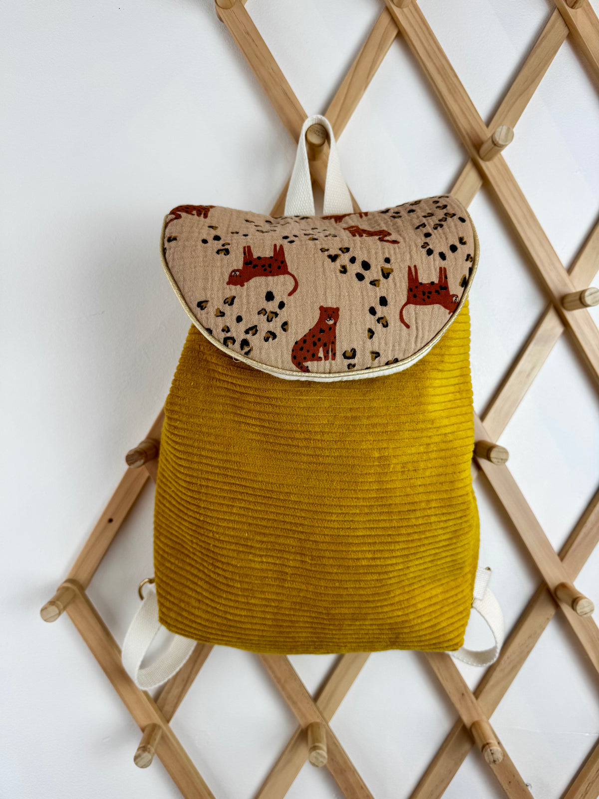 Sac à dos enfant en velours côtelé moutarde – motif Garou